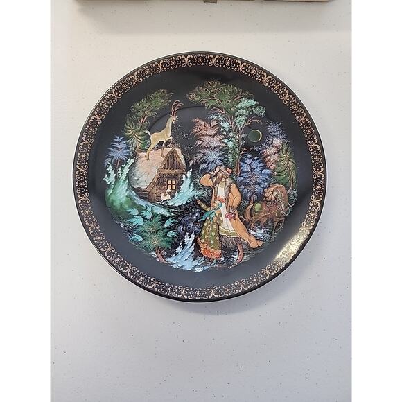 Russian Legends Collector Plate “Tsarevitch Ivan and the Gray Wolf” by Palekh - Picture 1 of 4